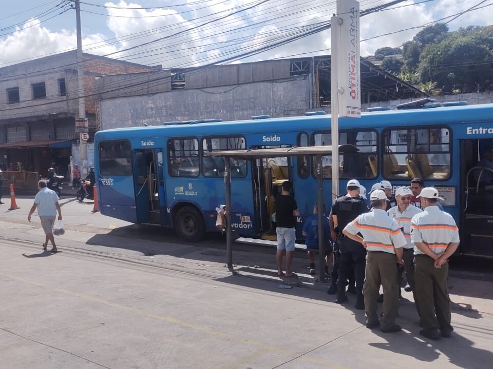 Ônibus da Transoeste são fiscalizados nesta manhã. Imagem: BHTrans