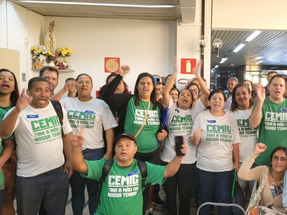 População fez abaixo assinado pedindo regularização do padrão de luz.