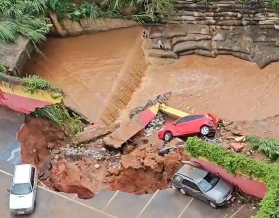 Alagamentos por causa da chuva levaram carros para o córrego