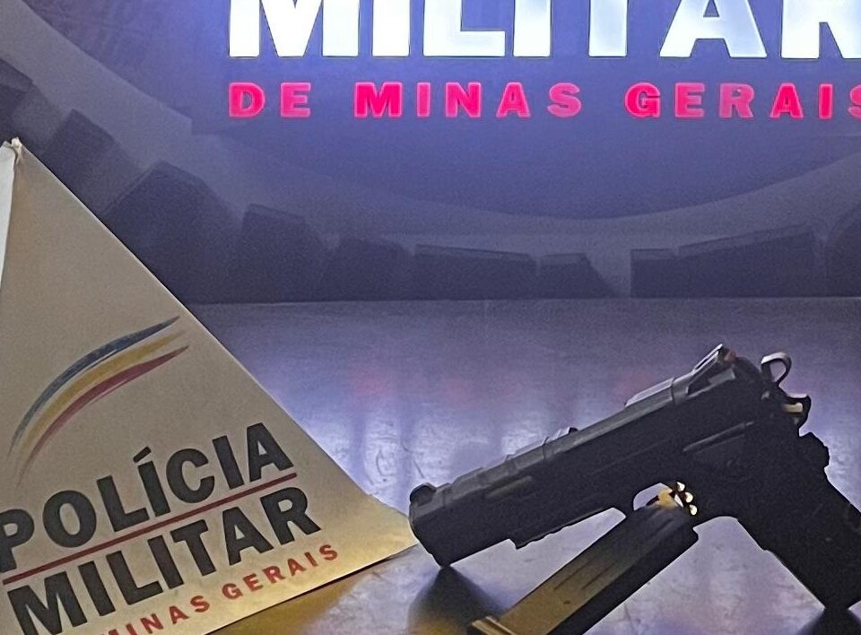 Réplica de arma de fogo foi apreendida com o suspeito. Foto PM